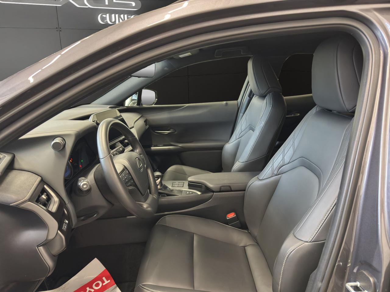 Lexus UX 250h 2.0 Design 2wd cvt