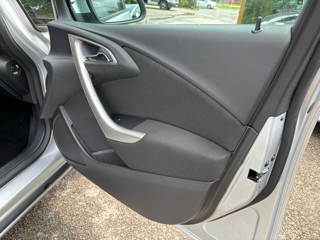 Opel Astra 1.4 100CV Sports Tourer Cosmo ok Neopatentati