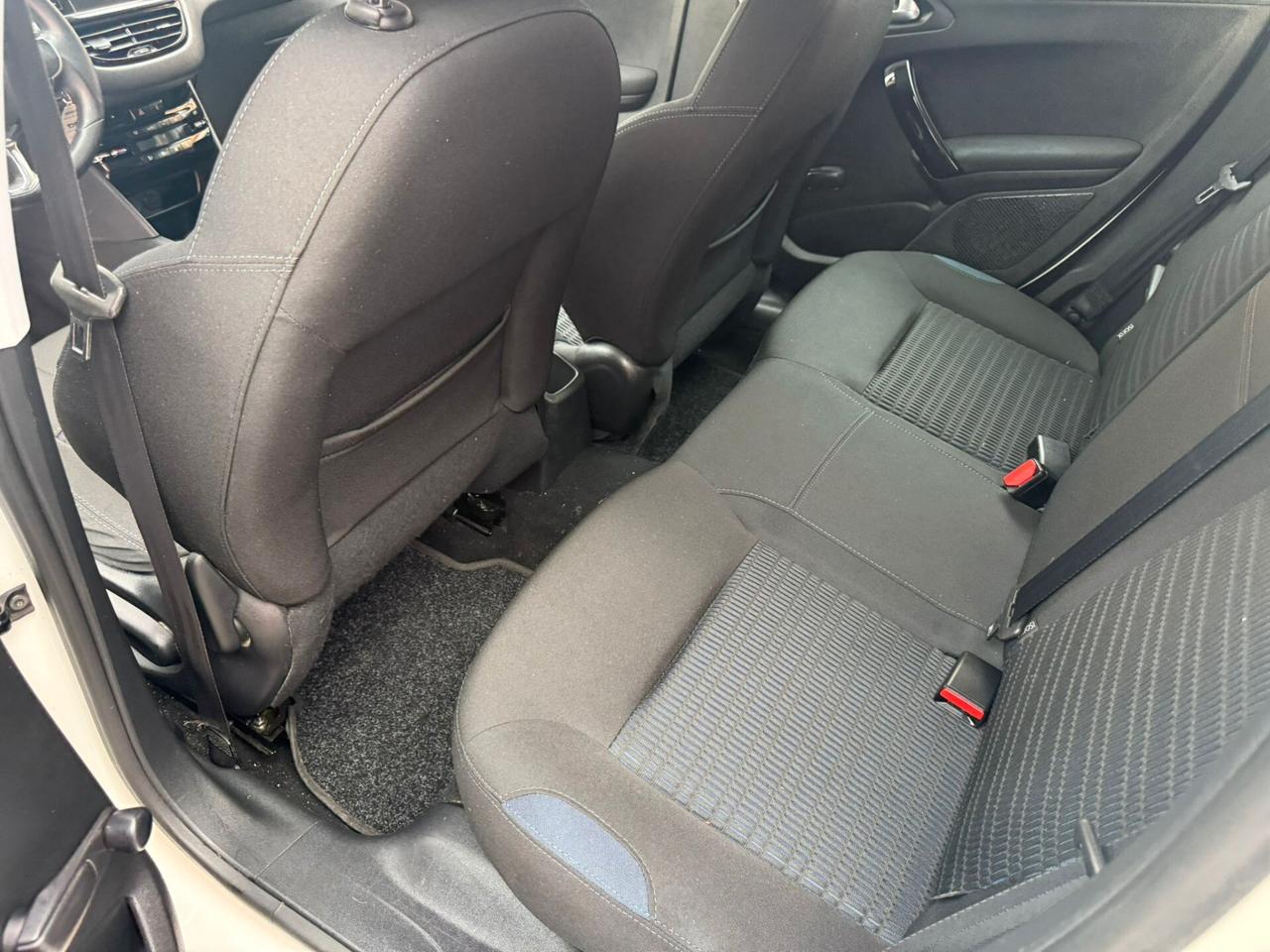Peugeot 208 1.4 HDi 68cv Allure - 2014