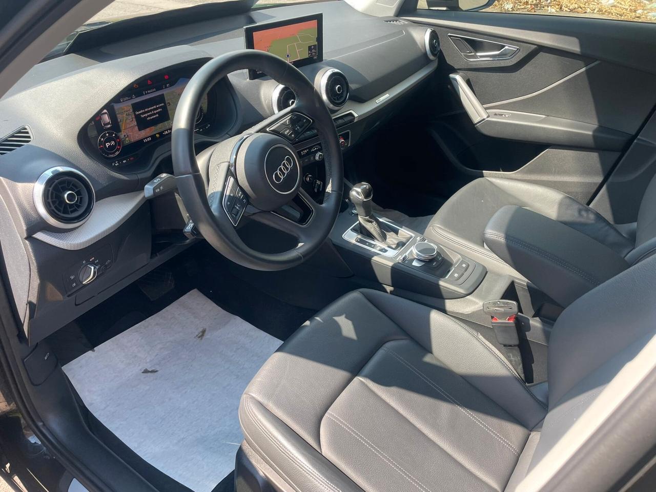 Audi Q2 30 TDI S tronic cockpit navigatore