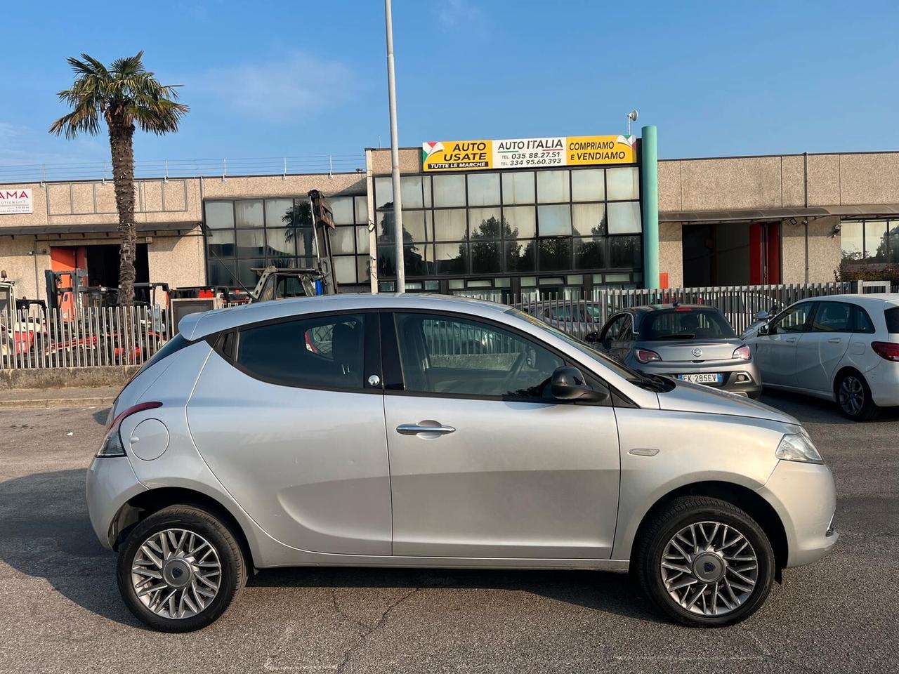 Lancia Ypsilon 0.9 TwinAir 85 CV 5 porte Metano Ecochic Silver