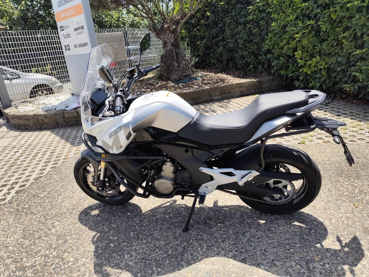 Cf Moto 650 MT 650MT Modello crossover/adventure, con manubrio più alto, protezione motore e aspetto robusto,