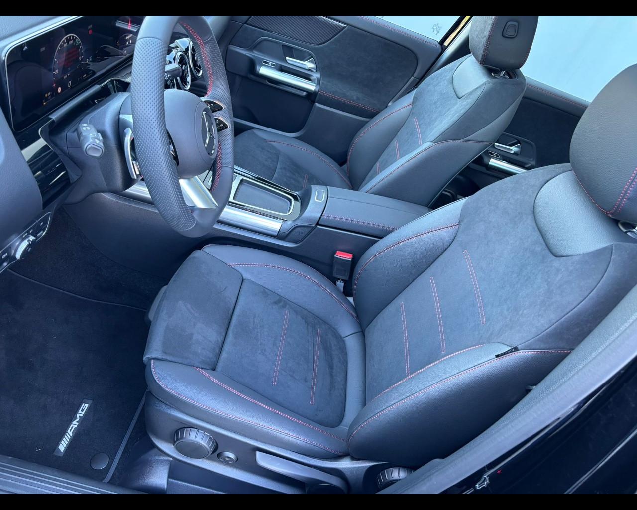 Mercedes-Benz GLA-H247 2023 - GLA 180 AMG Line Premium auto