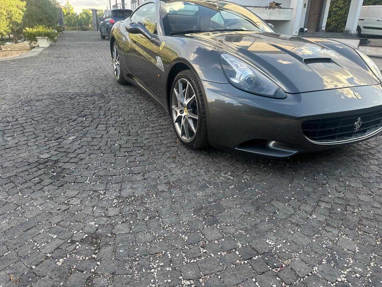 Ferrari California DCT grigio silverstone