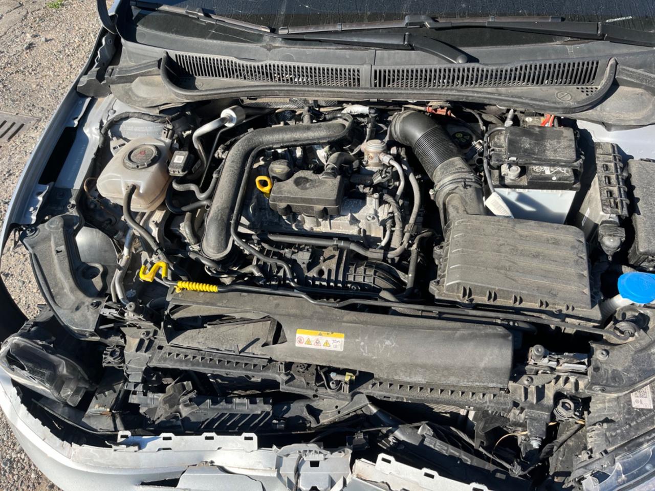 Volkswagen Polo 1.0 TSI R-Line 2023 sinistrata