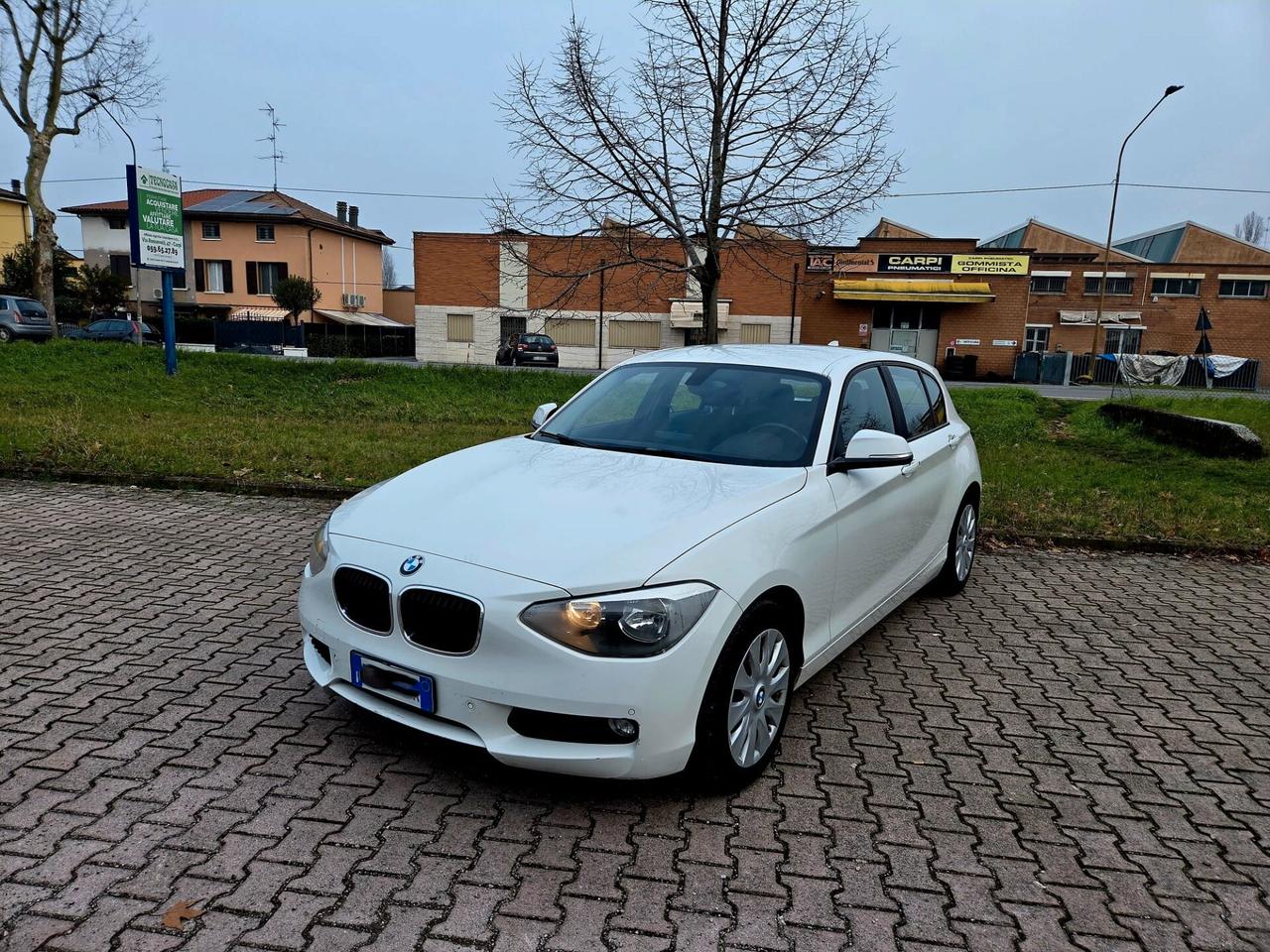 Bmw 116 116d 5p. Unique