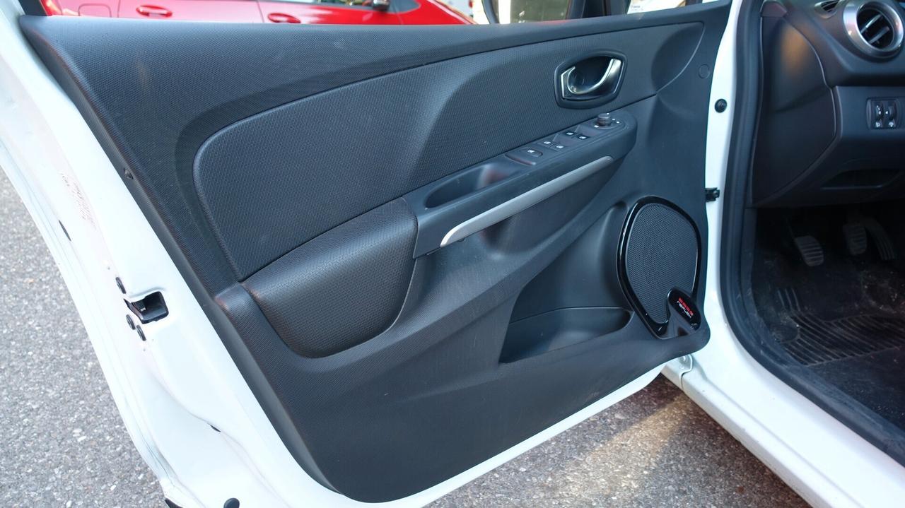 Renault Clio 1.2 75CV 5 porte Costume National NEO PATENTATO