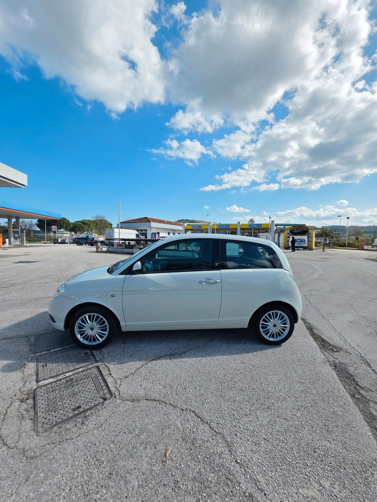 Lancia Ypsilon neo patentati 81000 km