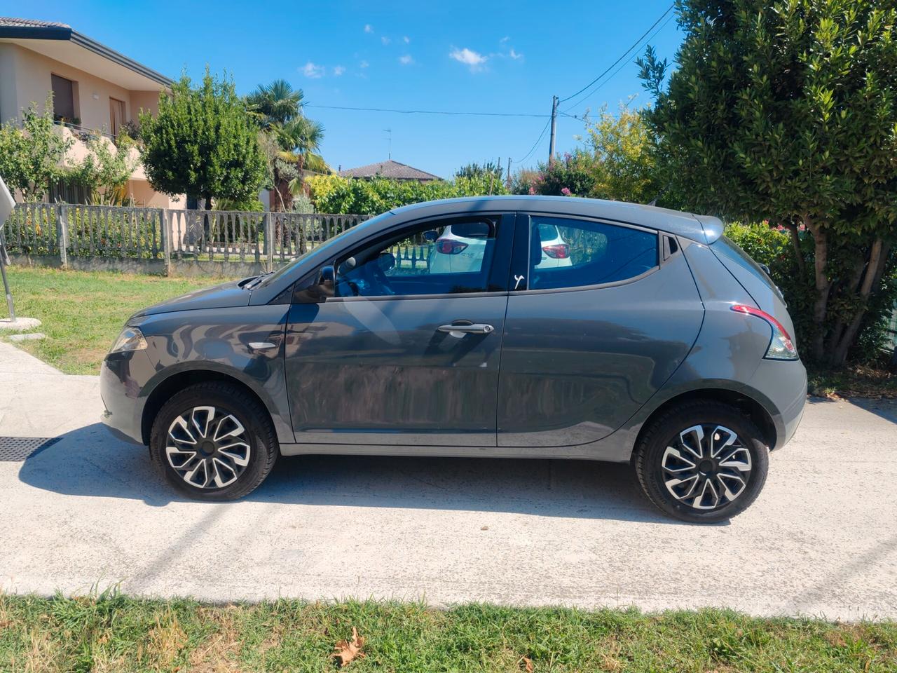 Lancia Ypsilon 0.9 TwinAir 85 CV 5 porte Metano 2015