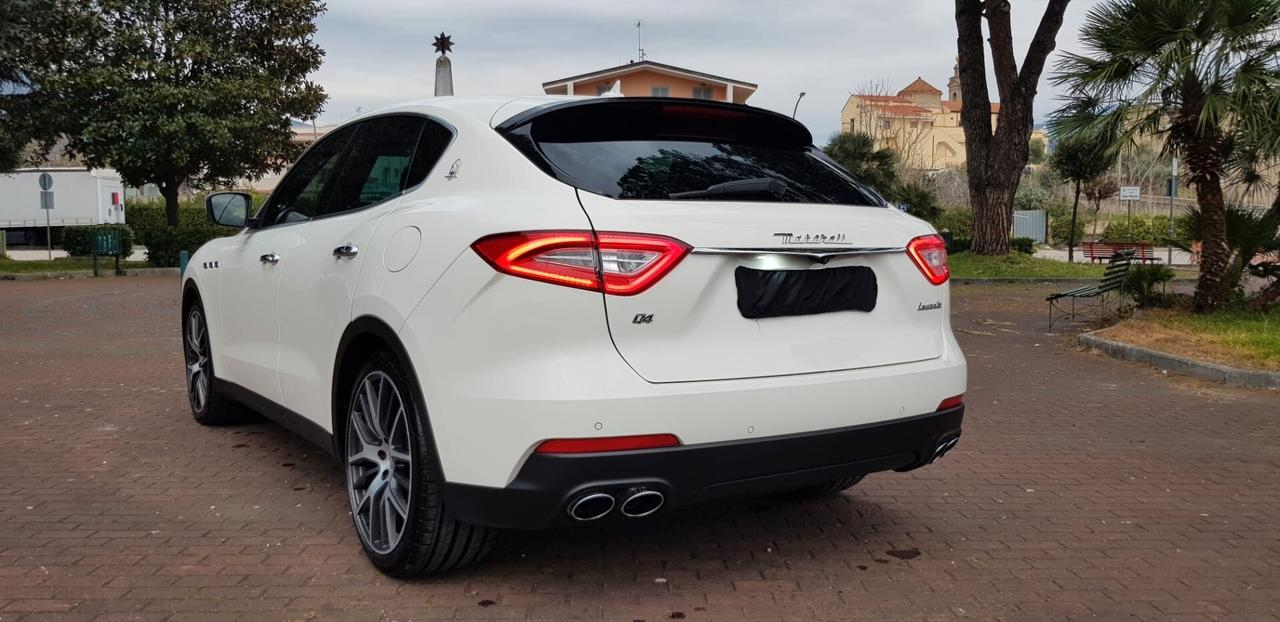 Maserati Levante V6 Diesel 275 Granlusso,pelle rossa,cerchi 21,navi,fari led bixeno,retrocamera,vetri scuri