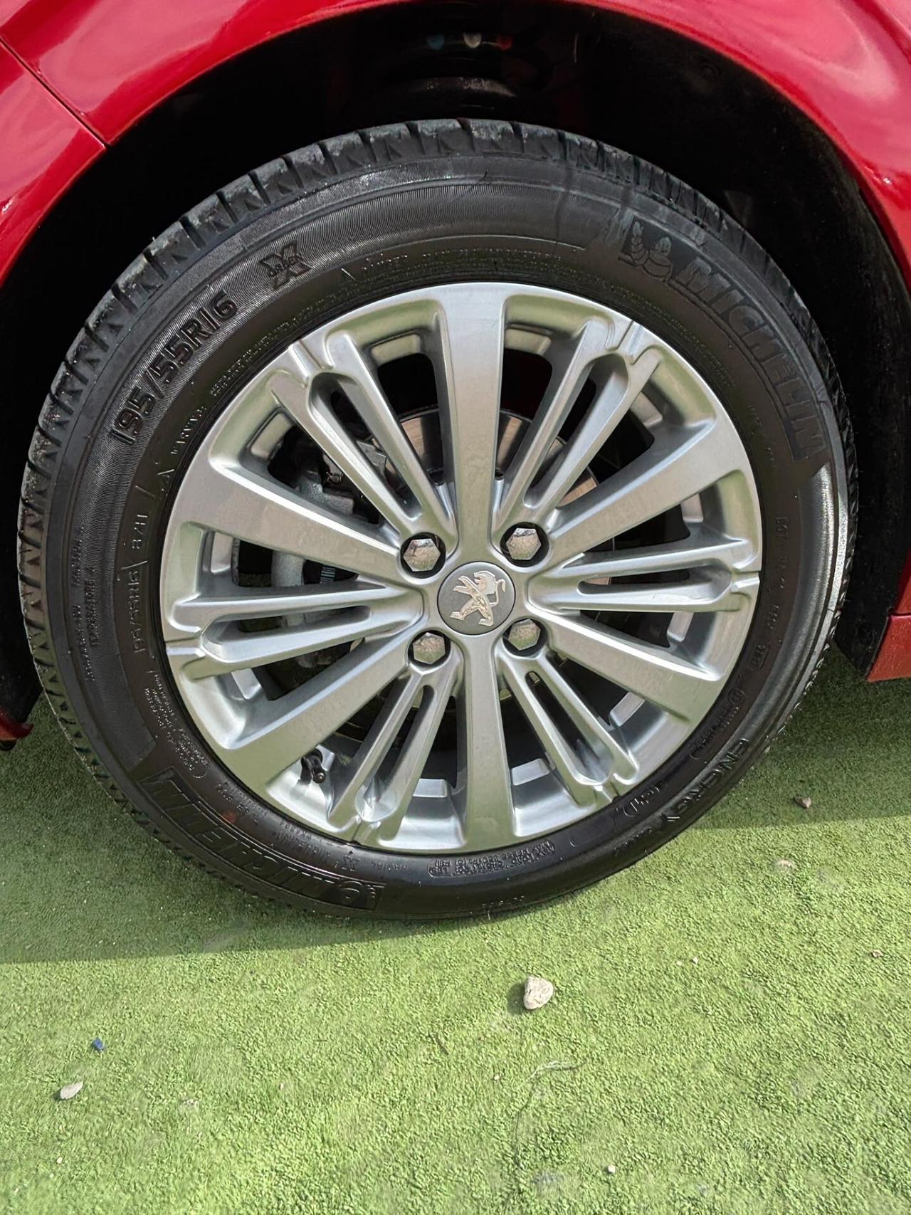 Peugeot 208 Utilitaria 1.2 Benzina