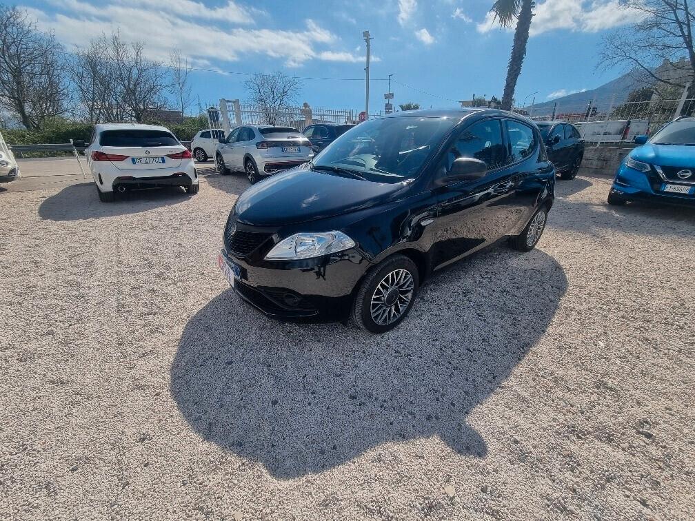 Lancia Ypsilon 1.0 FireFly 5 porte S&S Hybrid Ecochic Silver