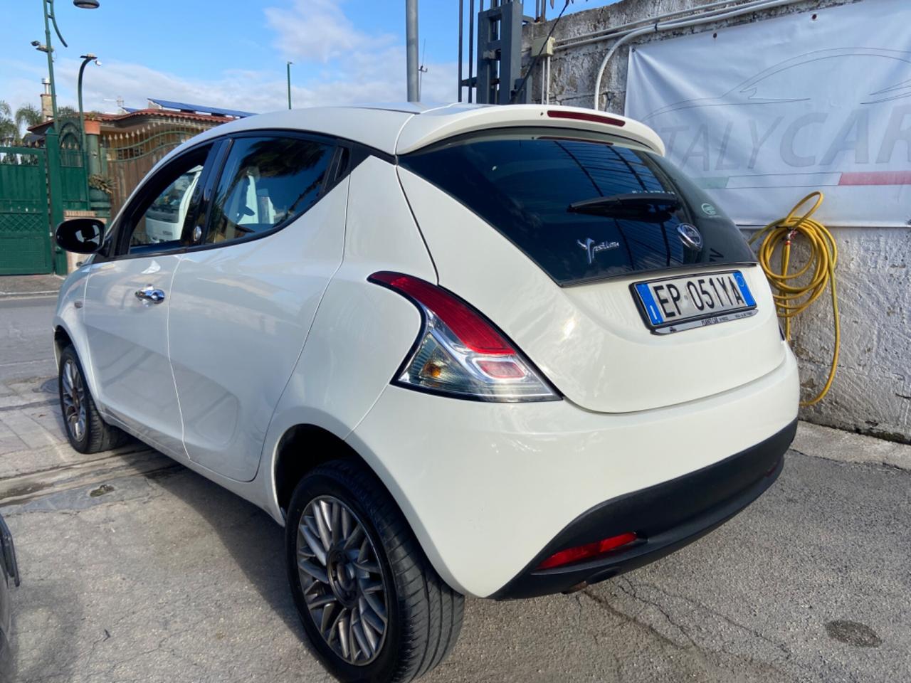 Lancia Ypsilon 0.9 TwinAir 85 CV 5 porte Metano Ecochic Silver