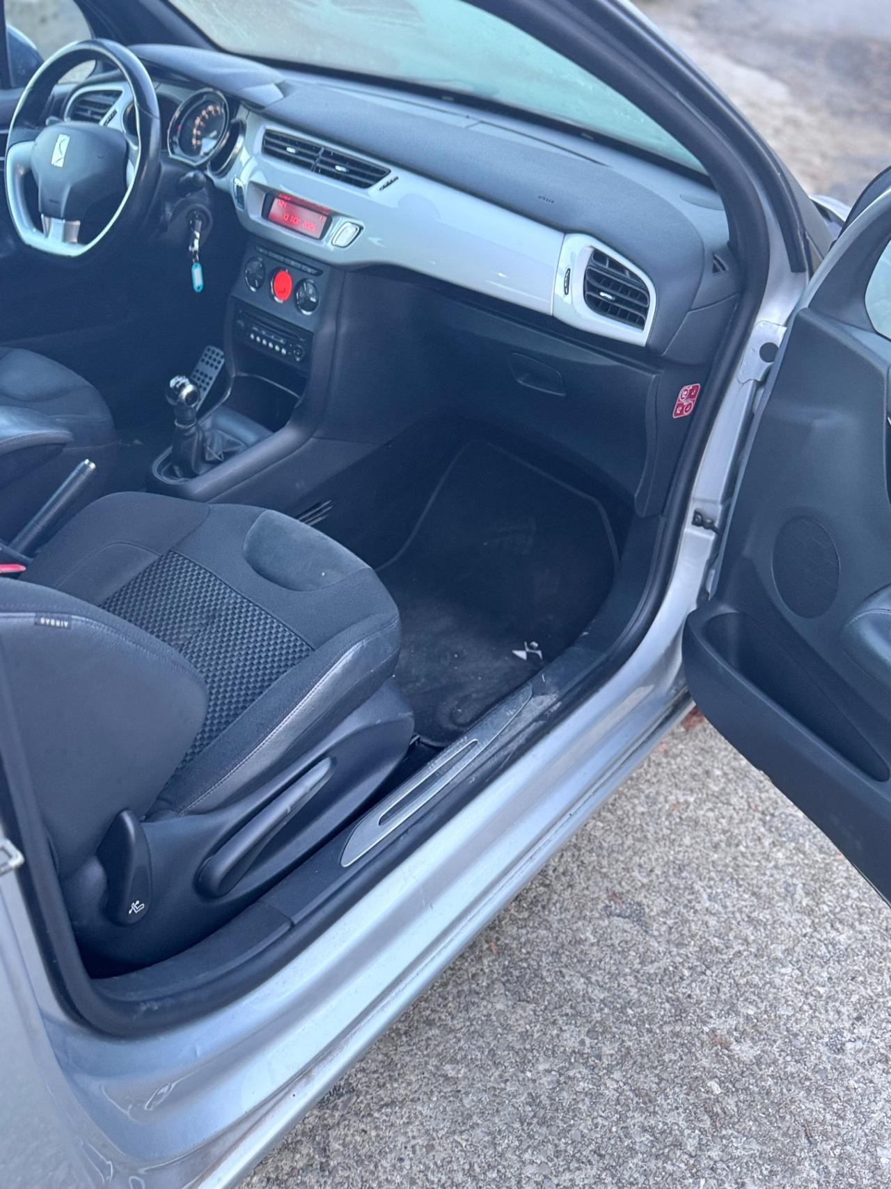 DS 3 1.2 VTI 82 JUST BLACK – FULL OPTIONAL