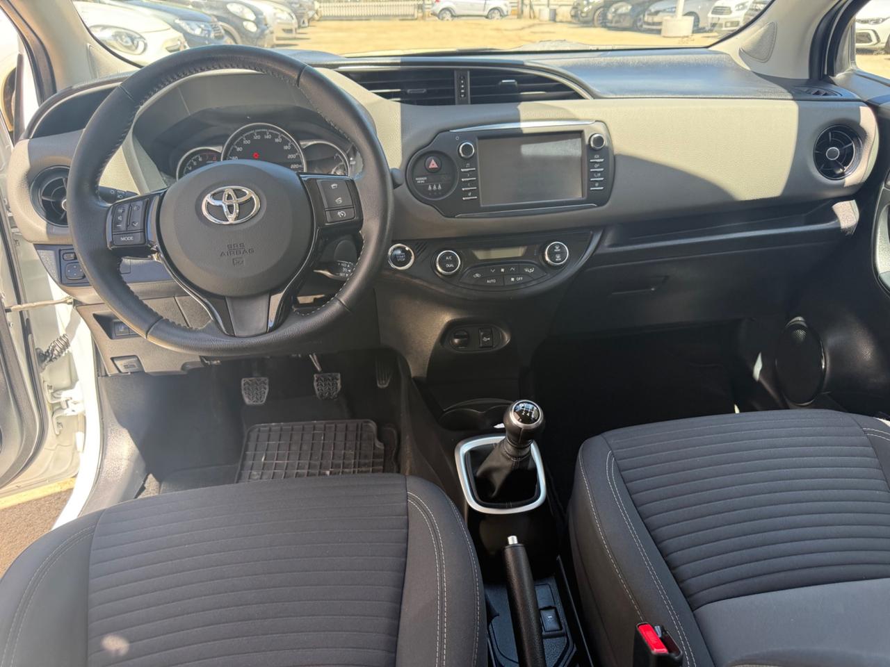 Toyota Yaris 1.5 5 porte Lounge NUOVA