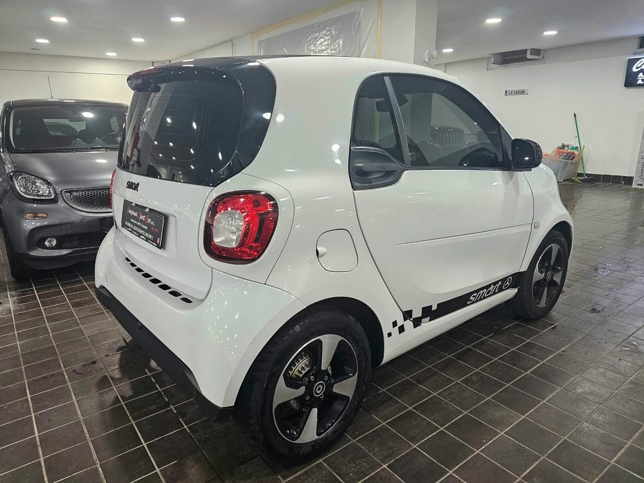 NUOVA SMART FORTWO EQ PRIME TOTAL WHITE IDENTITY BLACK EDITION 56CV TOTALMENTE ELETTRICA