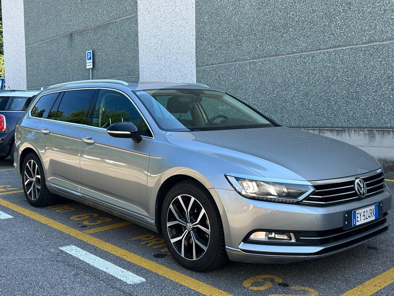 Volkswagen Passat Variant 2.0 TDI DSG Executive | Tetto Panoramico LED Navi