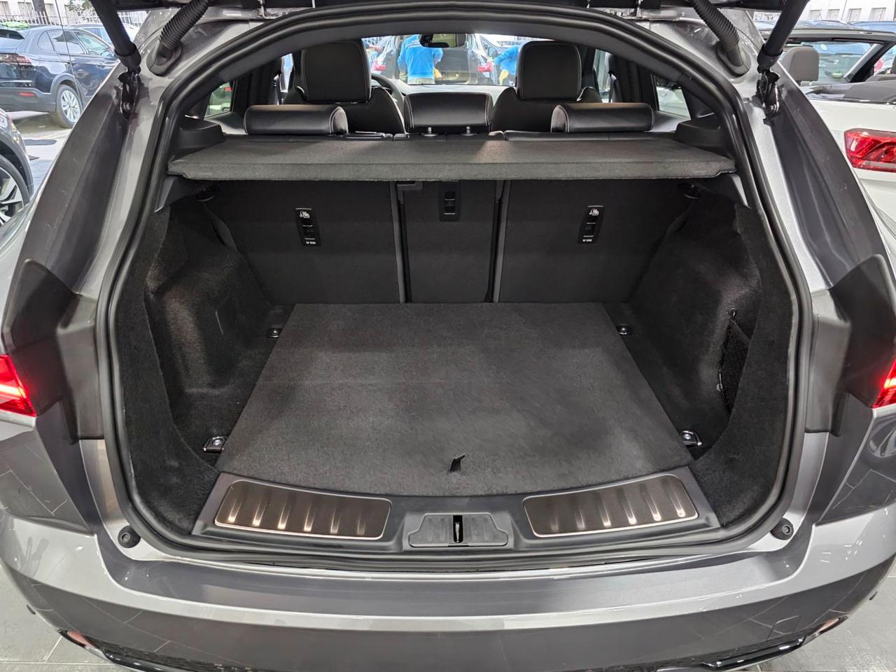 Jaguar E-Pace R-Dynamic SE Navi Camera Tetto C.20" LED BlackPack