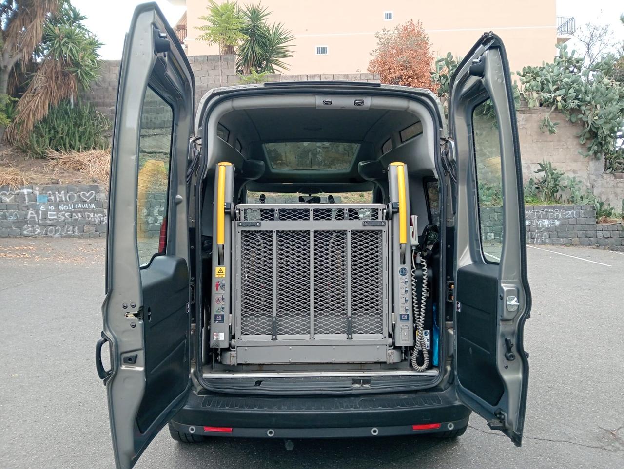 Opel Combo sollevatore elettrico trasporto disabili