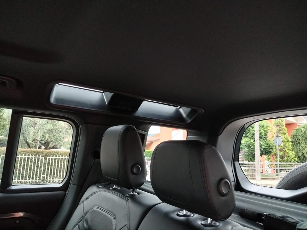 Land Rover Defender SE D 200 MHEV