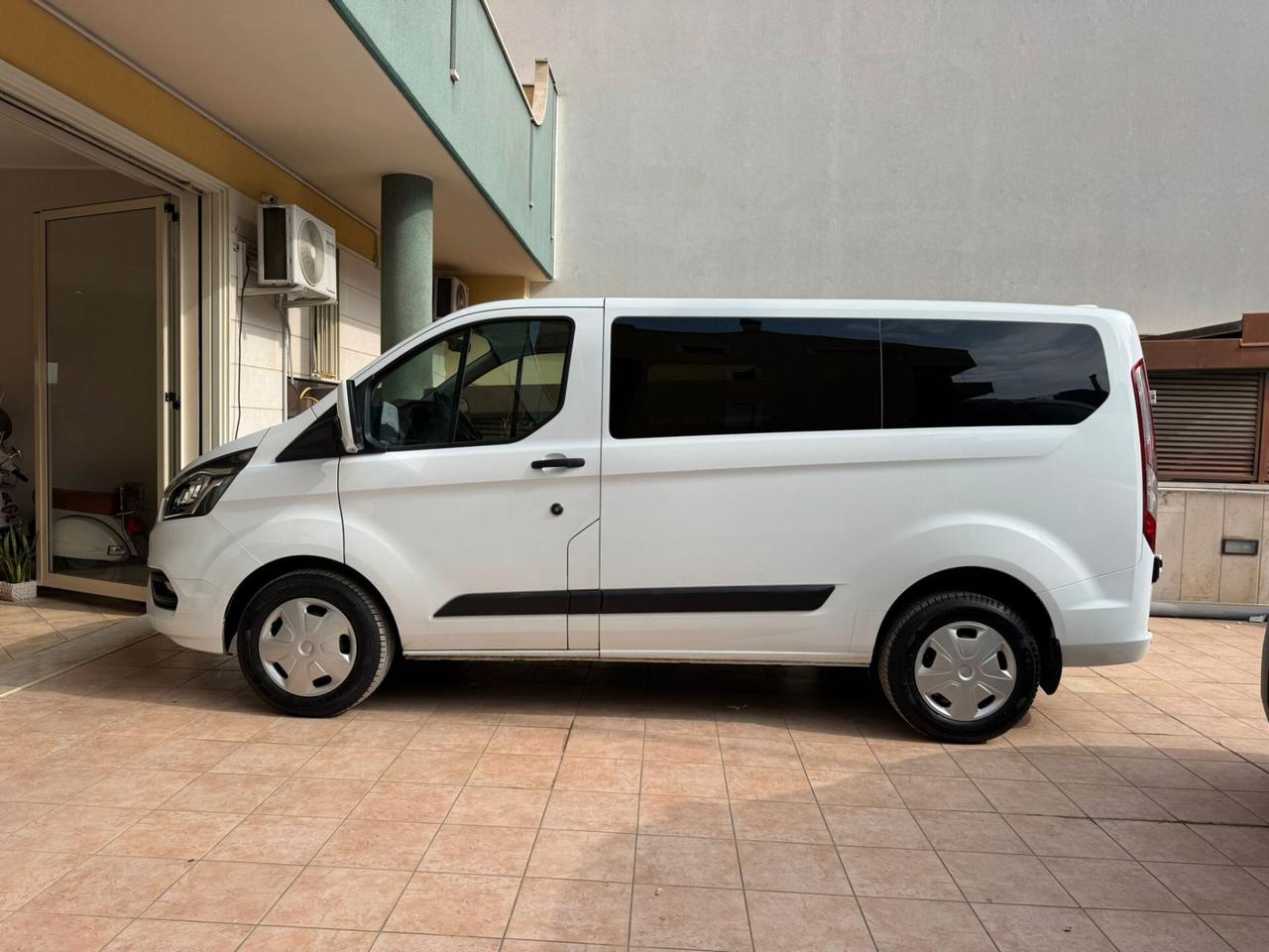 Ford Tourneo Custom 320 2.0 EcoBlue 130CV PL Titanium 9 POSTI