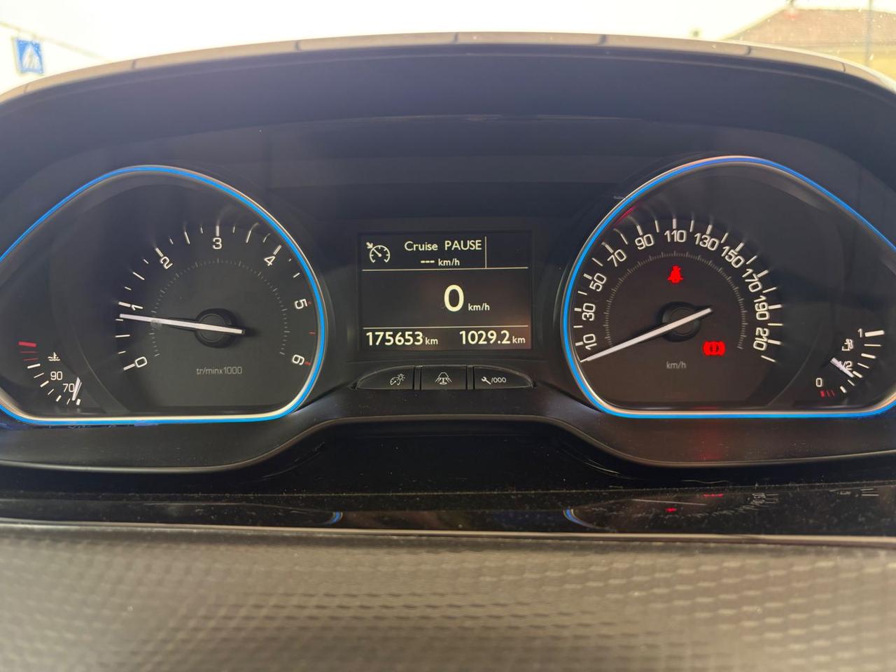 Peugeot 2008 Allure 1.6 Blue HDI 120 DISTRIB #9753