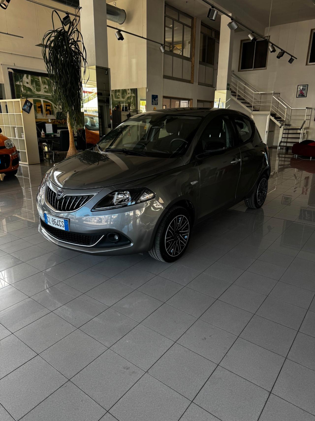 LANCIA YPSILON GOLD HYBRID -