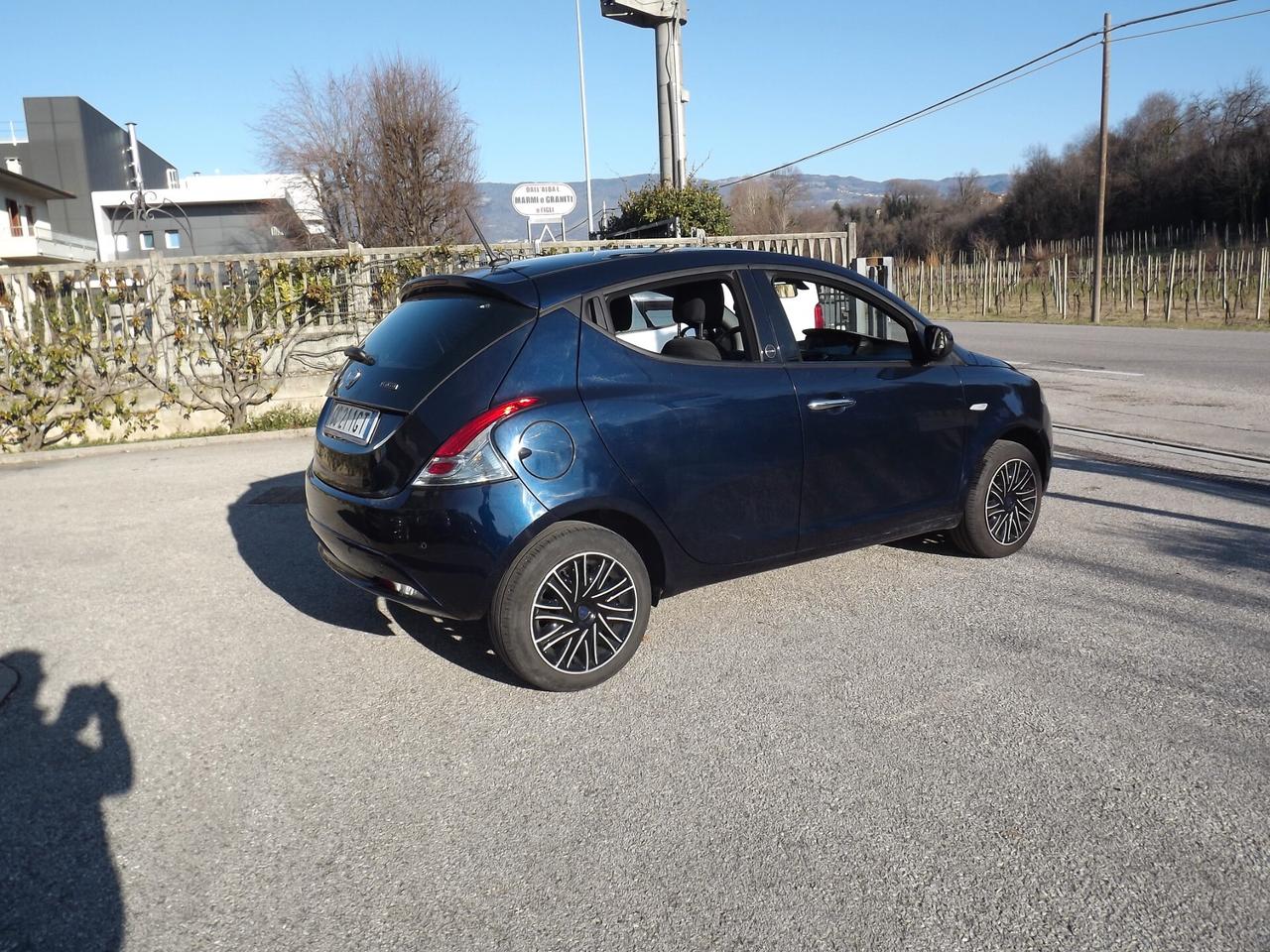 Lancia Ypsilon 1.0 hybrid ECOCHIC