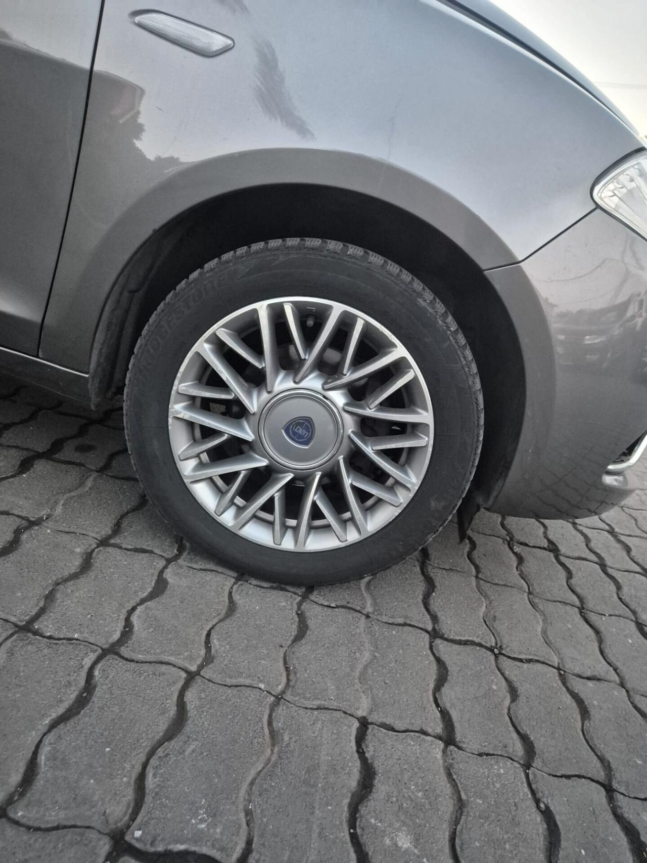 Lancia Ypsilon 1.2 69 CV 5 porte S&S Platinum