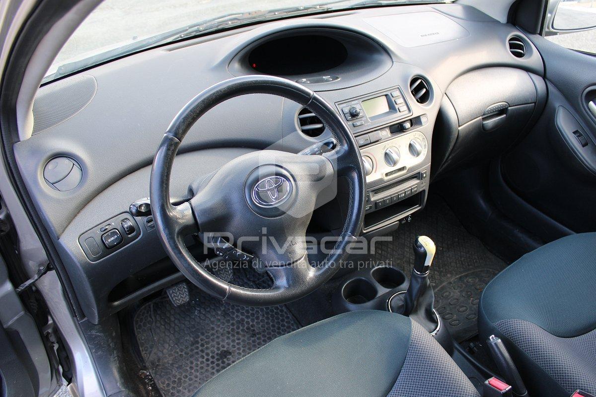 TOYOTA Yaris 1.3i 16V cat 5 porte Sol