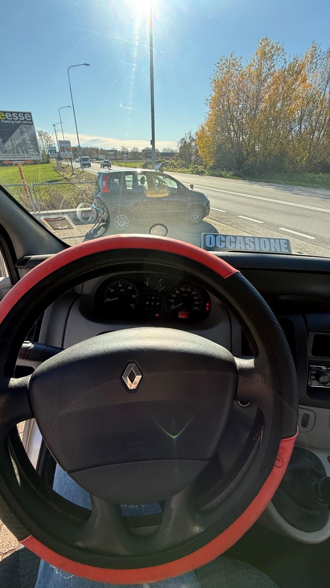 RENAULT TRAFIC 9 POSTI