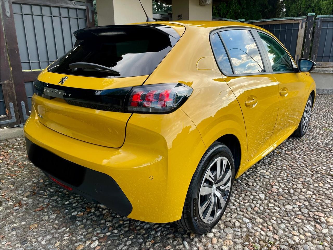 Peugeot 208 PureTech 1.2 Active *SOLO 27000 KM*