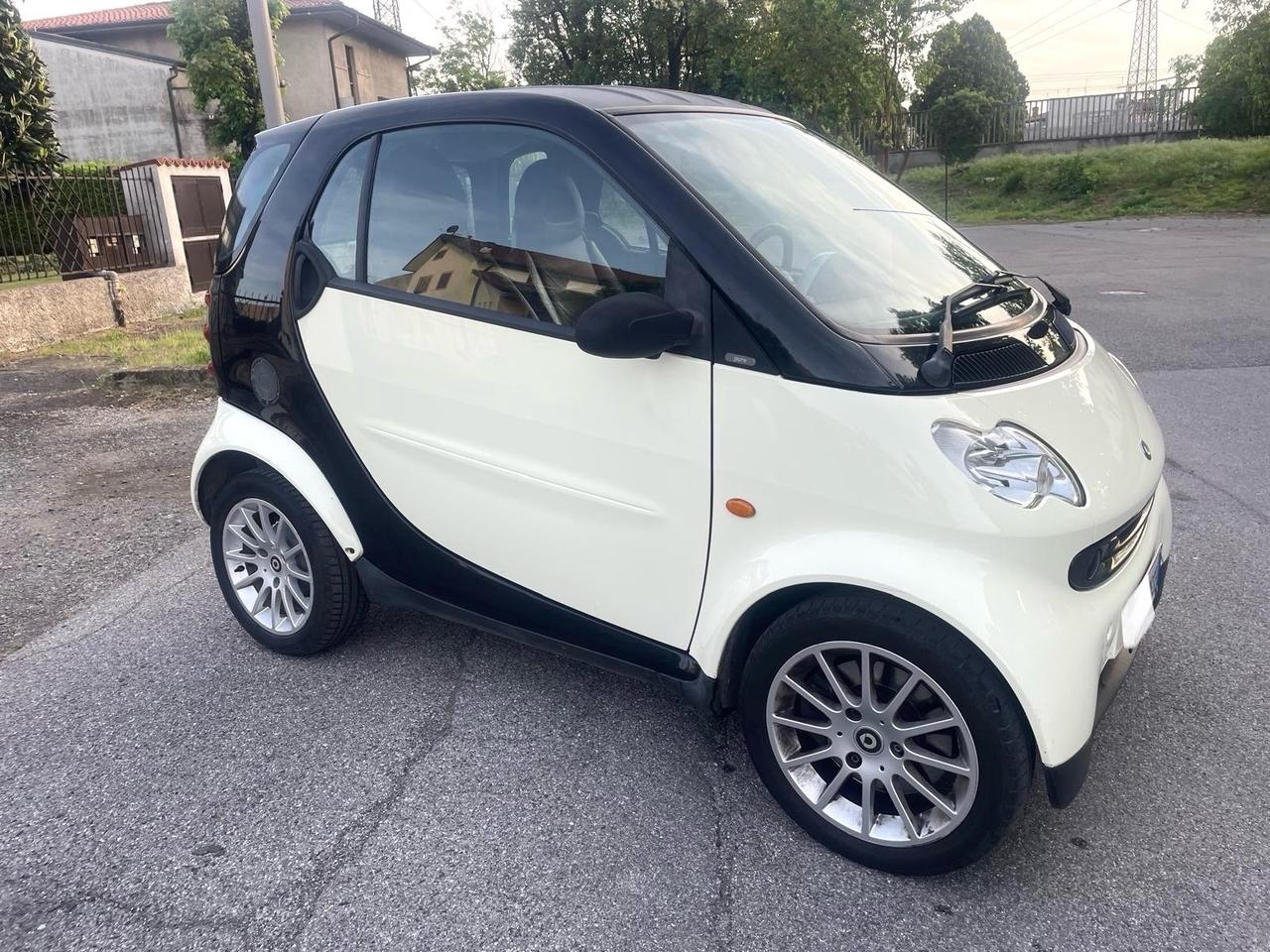 Smart ForTwo 700 coupé grandstyle (45 kW) per Neopatentati