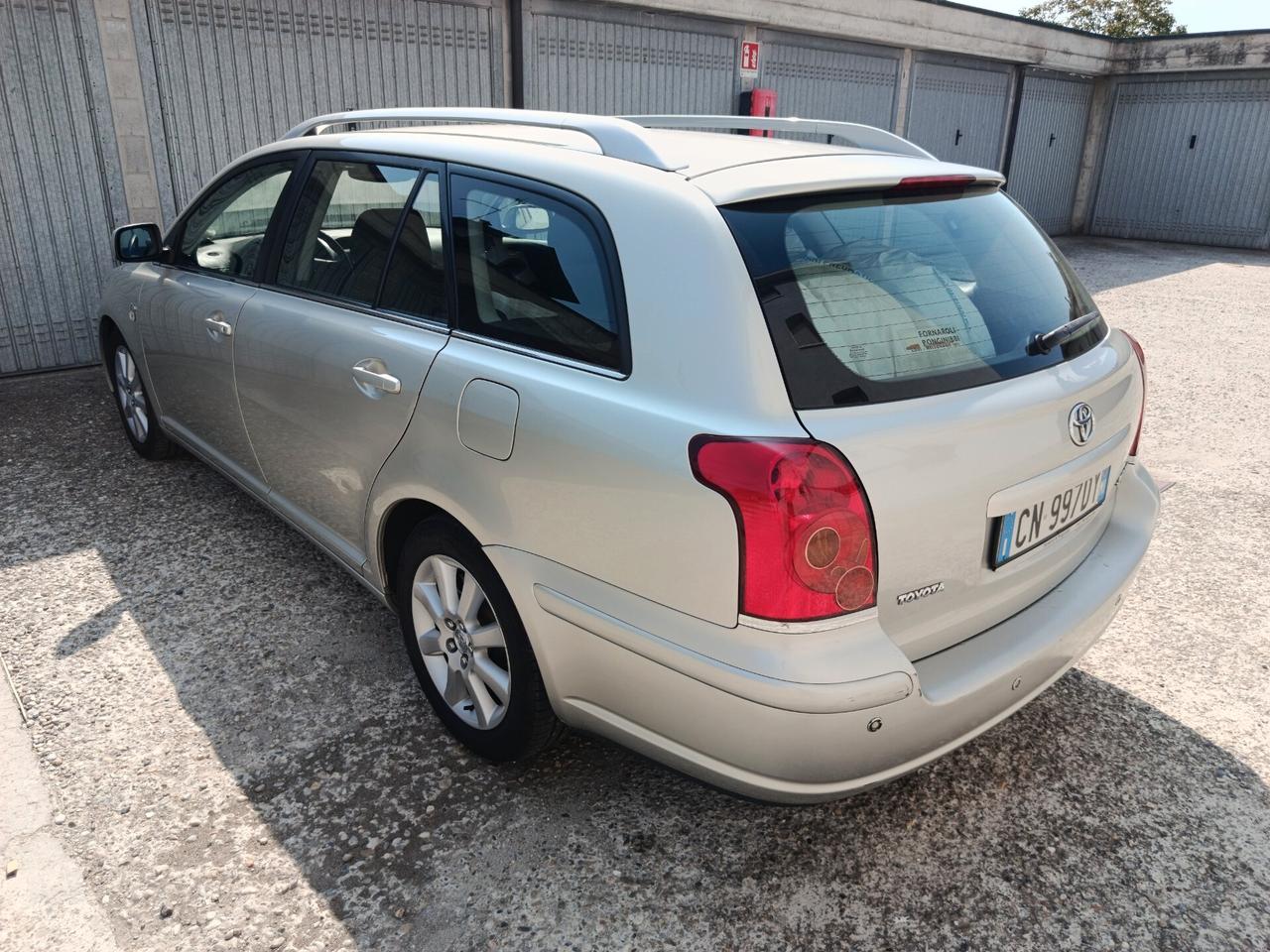 Toyota Avensis 2.0 D-4D 16V Station Wagon DOPPIO TRENO DI PNEUMATICI