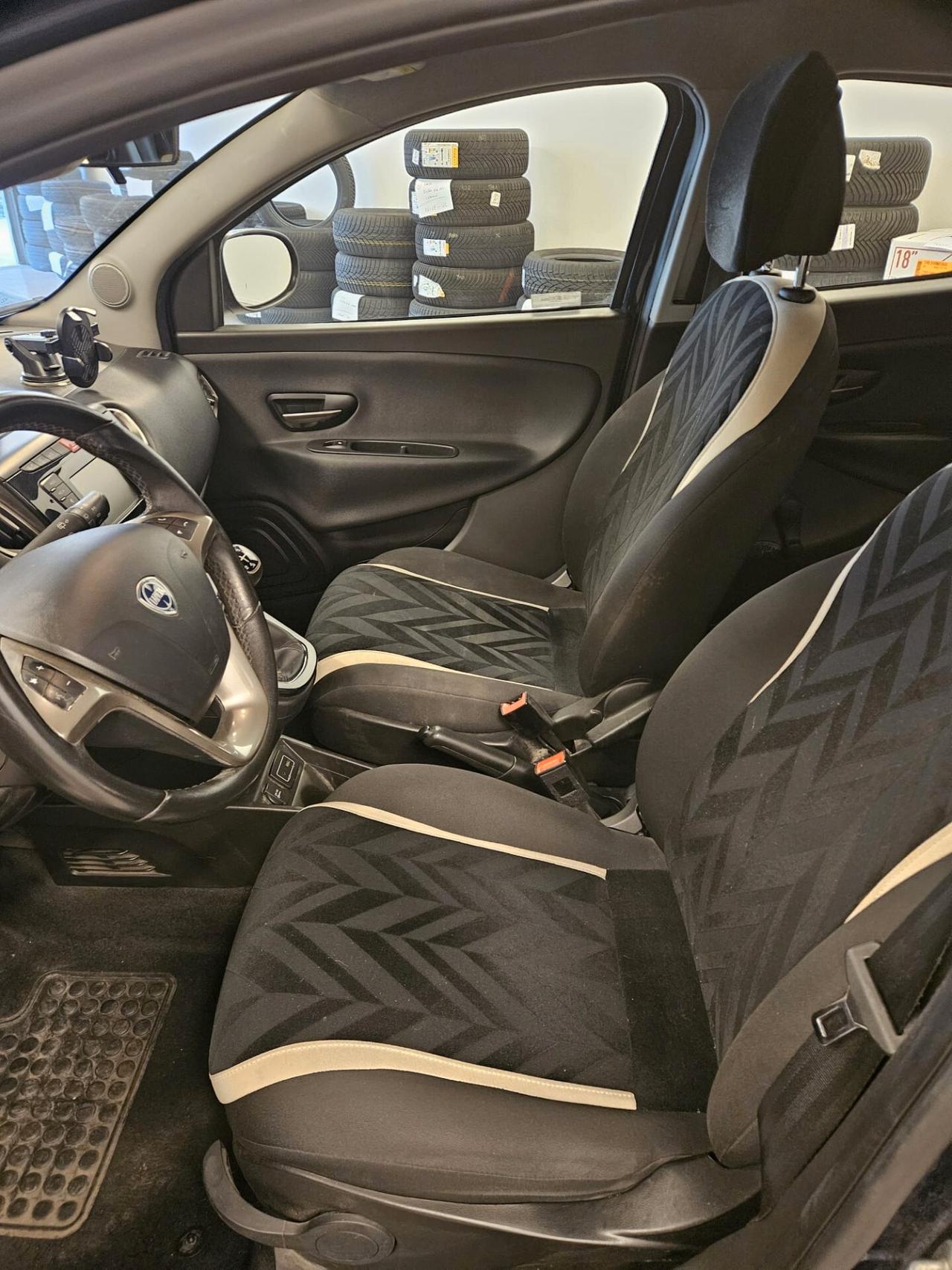 Lancia Ypsilon 1.2 69 CV 5 porte Silver