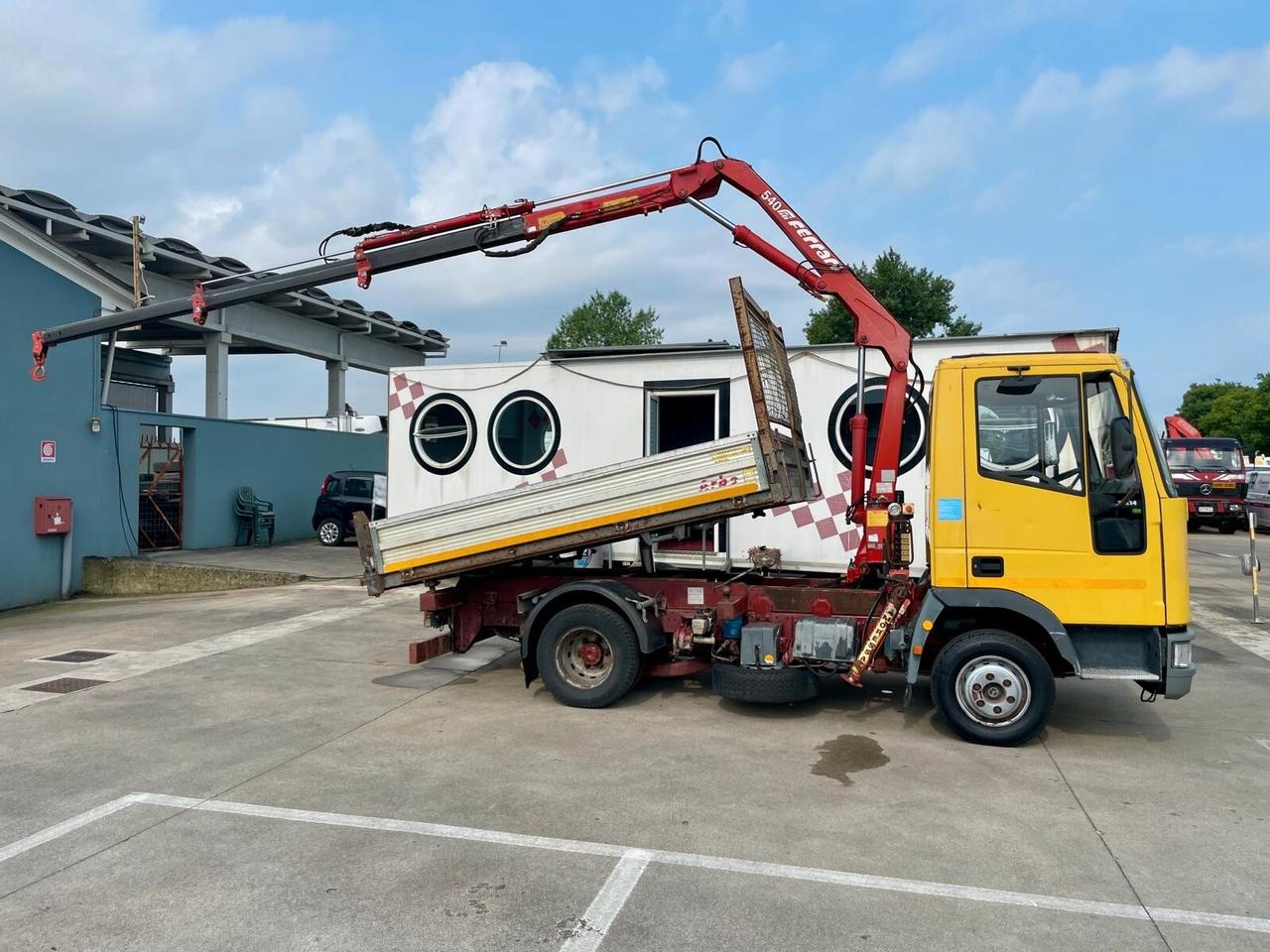 IVECO EUROCARGO 75E14 TRILATERALE + GRU FERRARI 540 A3