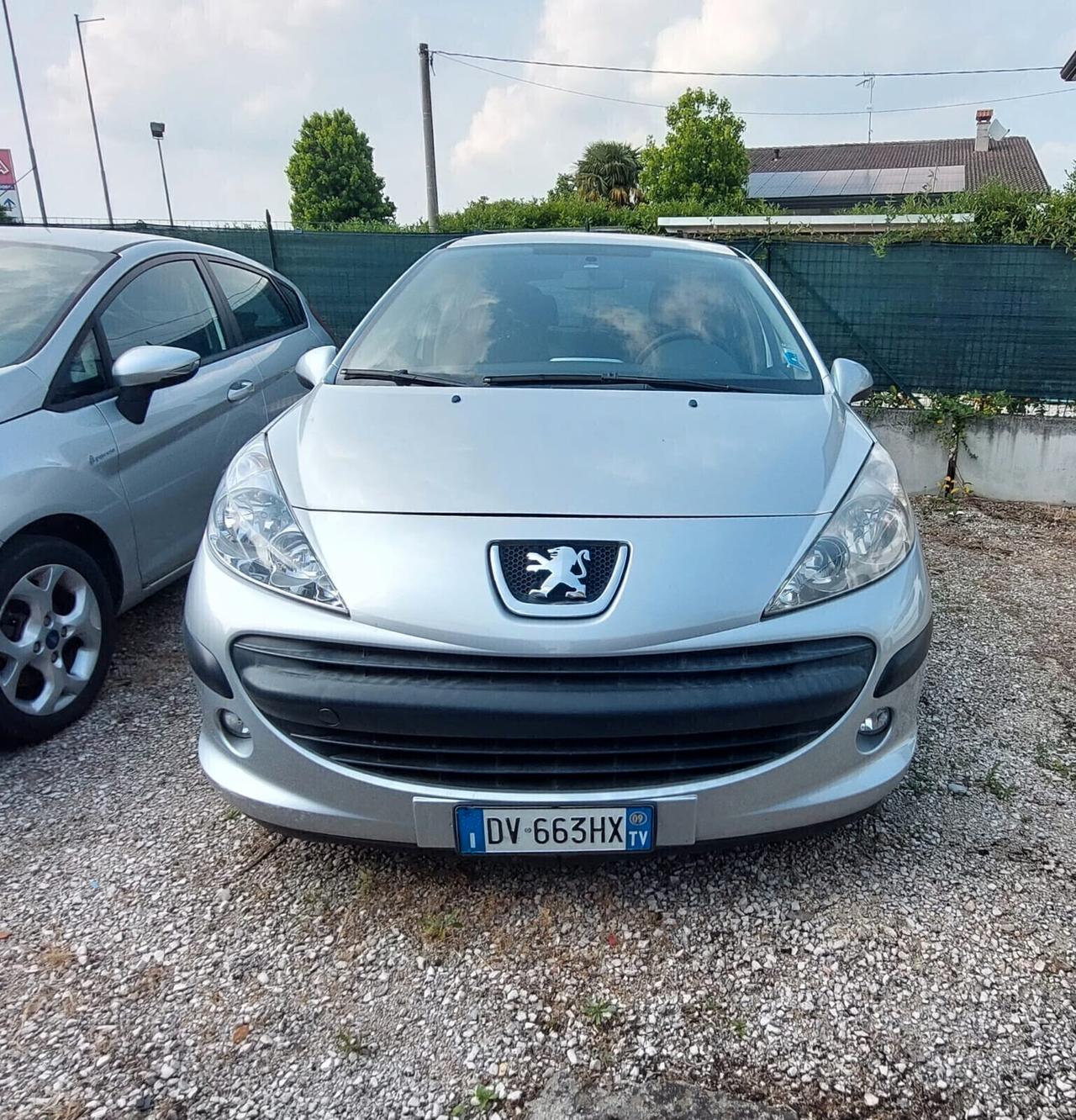 Peugeot 207 1.4 benzina Neopatentati