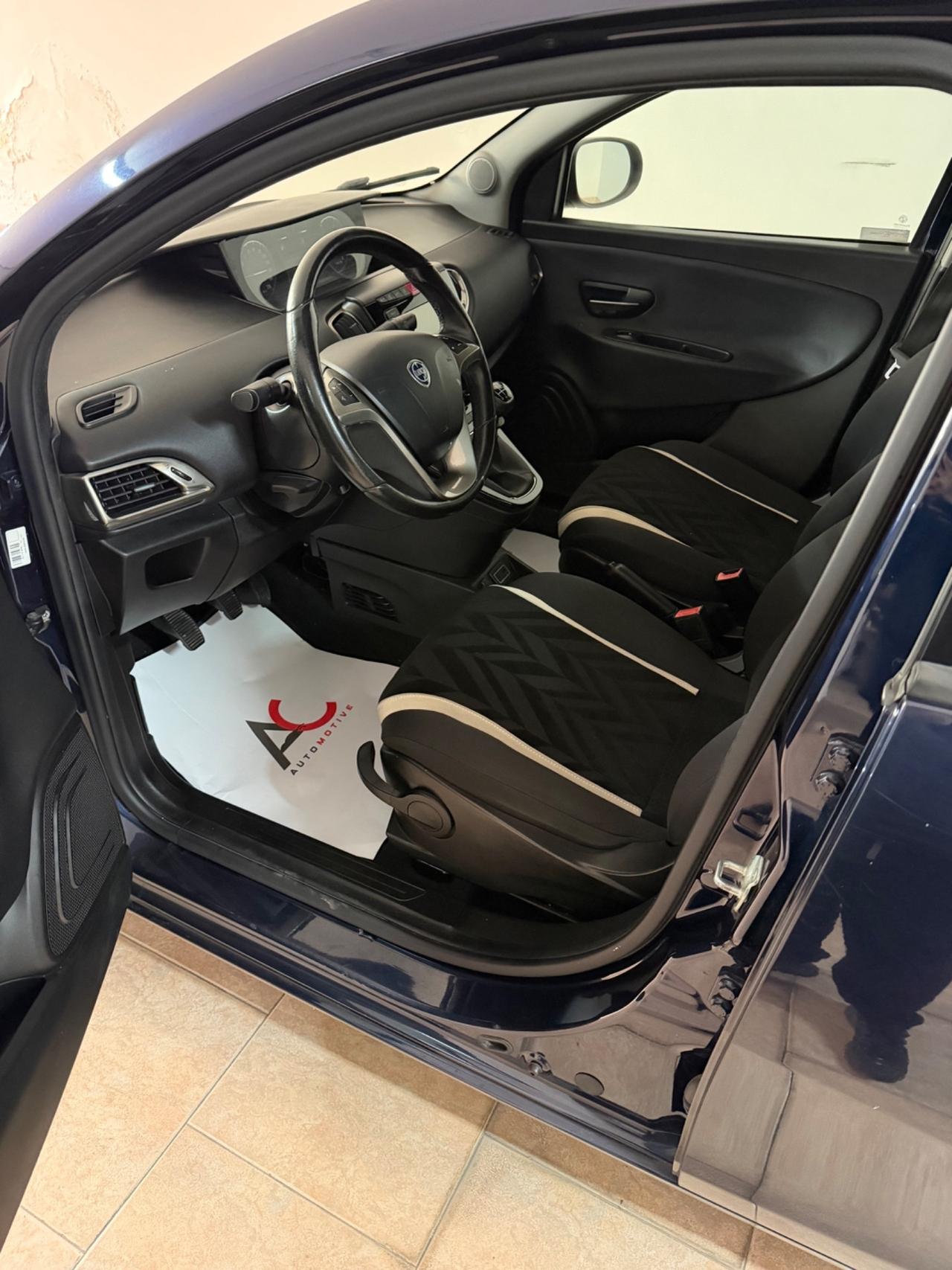 Lancia Ypsilon 0.9 TwinAir 85 CV 5 porte Metano Ecochic Platinum