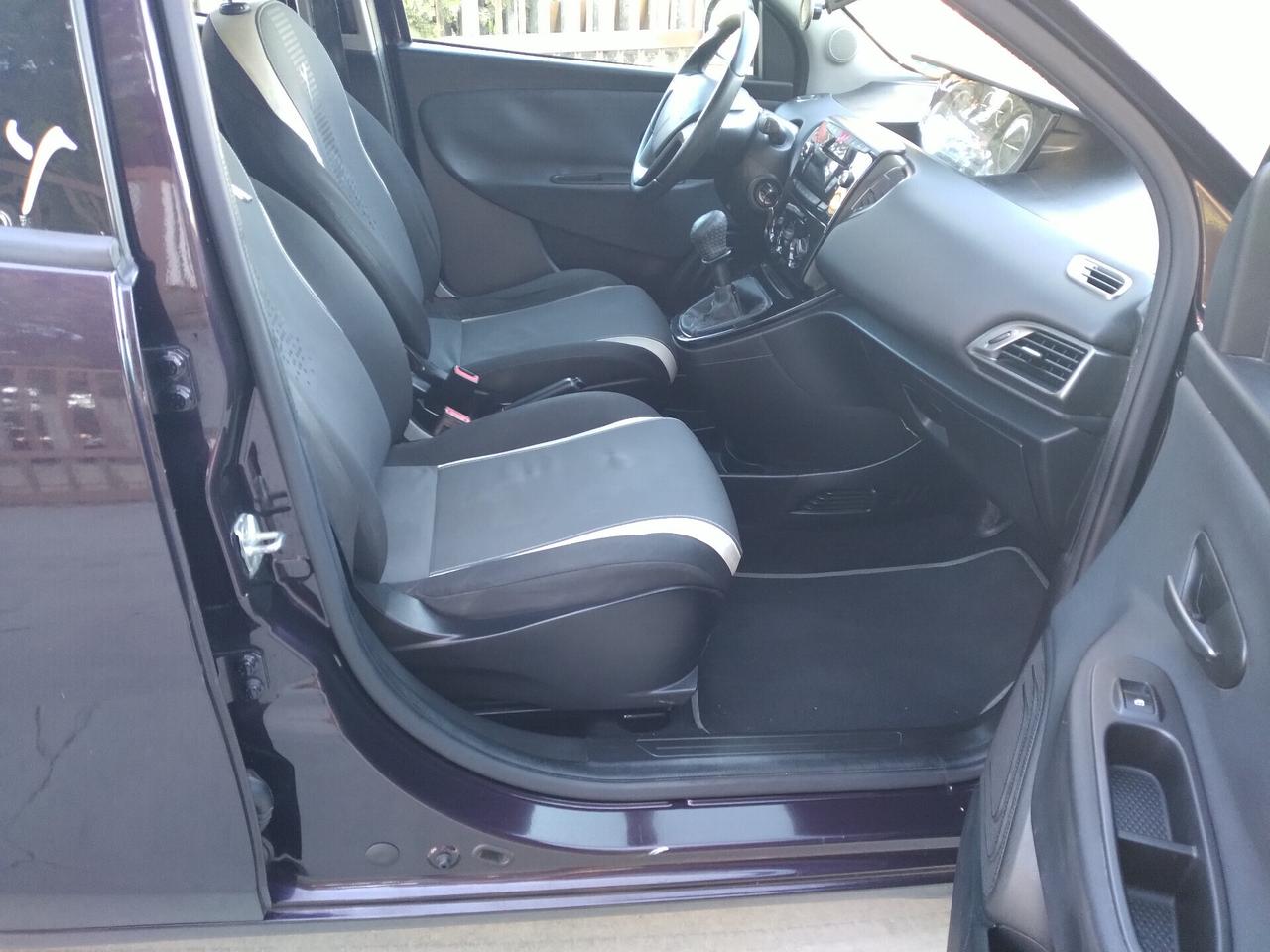 Lancia Ypsilon 0.9 TwinAir 85 CV 5 porte Metano Ecochic Silver