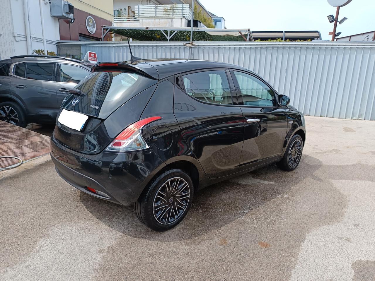 Lancia Ypsilon 1.0 FireFly 5 porte S&S Hybrid Silver