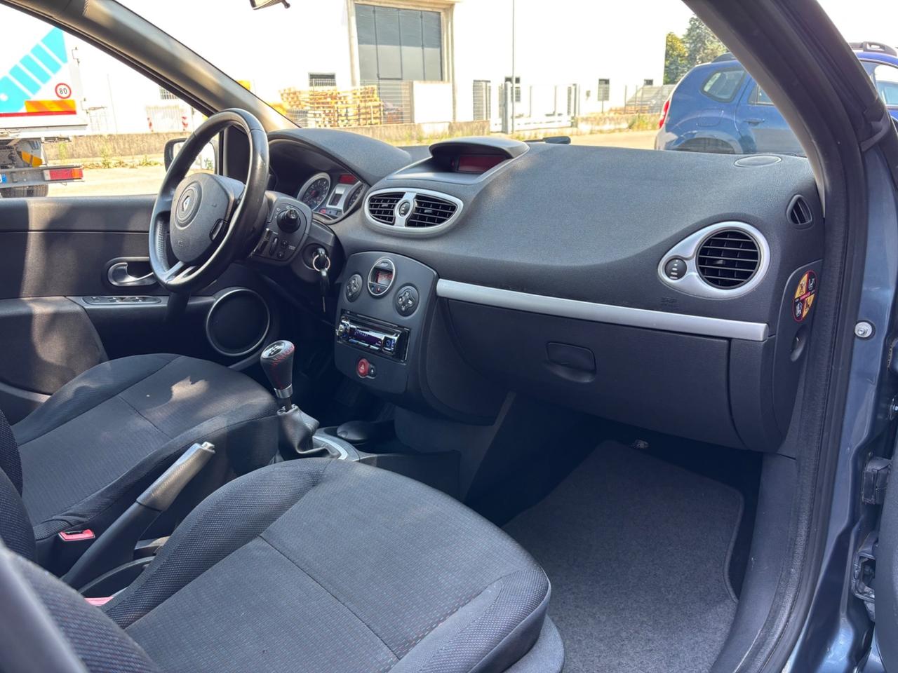 Renault Clio 1.2 16V UNI PRO!