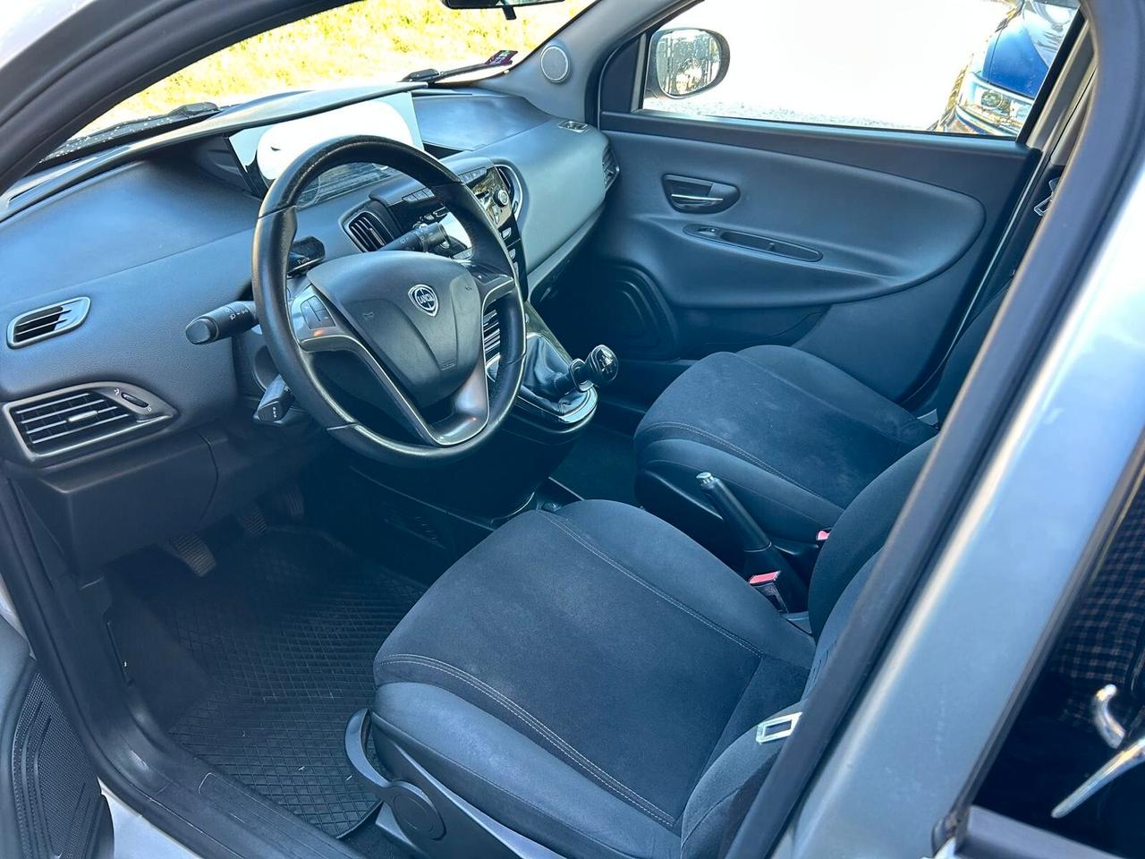 Lancia Ypsilon 0.9 TwinAir 85 CV 5 porte S&S Platinum