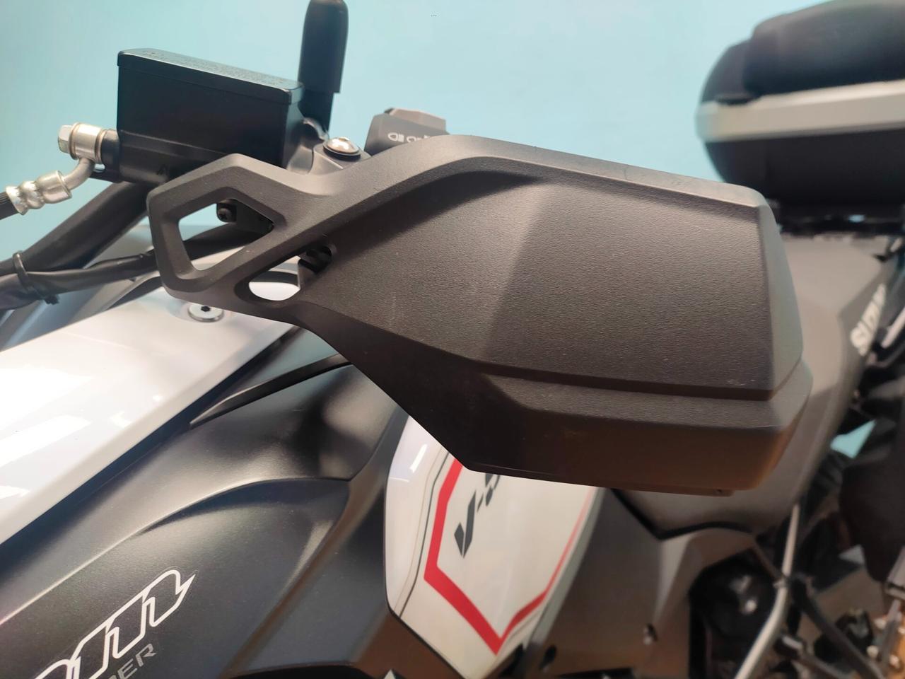 Suzuki V Strom DL 1000 soli 14.318 km.