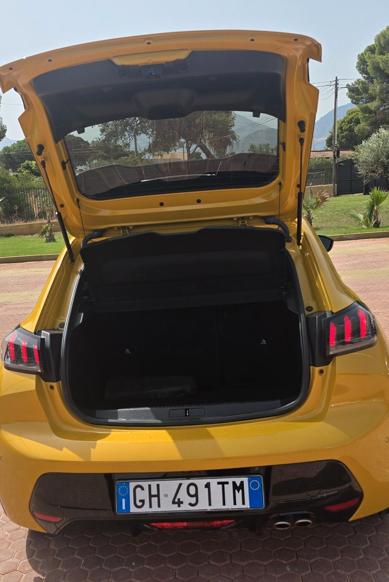 Peugeot 208 PureTech 130 S&S EAT8 5 porte GT – Stile Sportivo e Tecnologia Premium