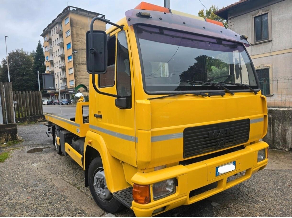 Man carroattrezzi soccorso stradale