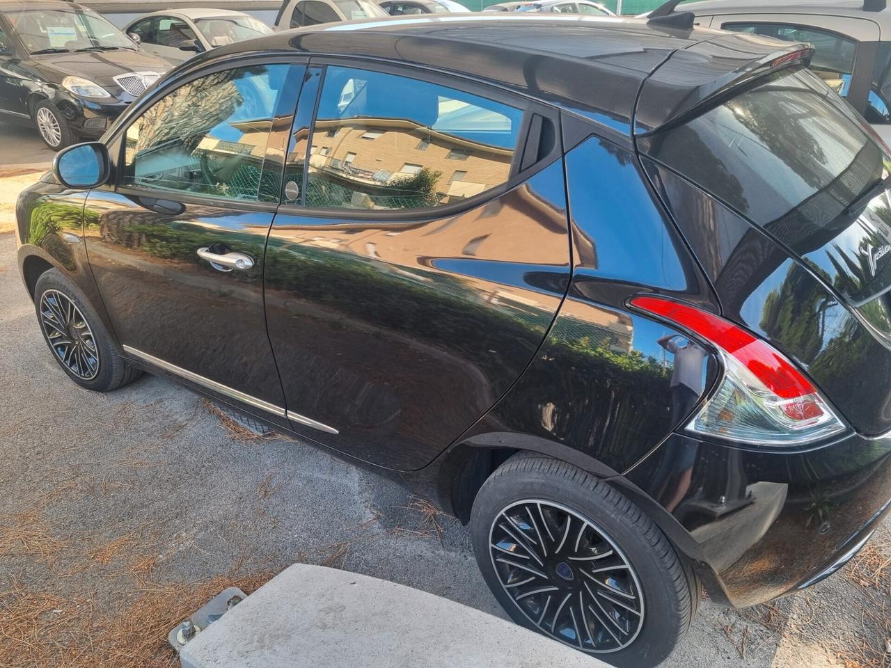 Lancia Ypsilon 1.0 FireFly 5 porte S&S Hybrid Ecochic Gold