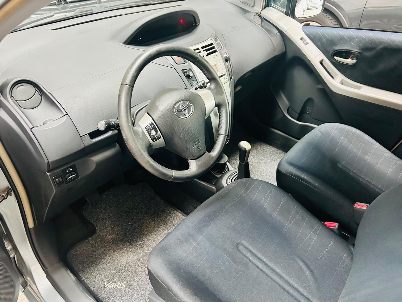 Toyota Yaris 1300 cc 85cv neopatentati