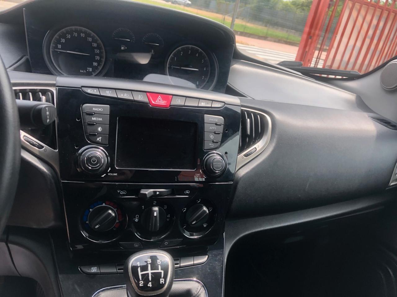 Lancia Ypsilon 1.2 platinum
