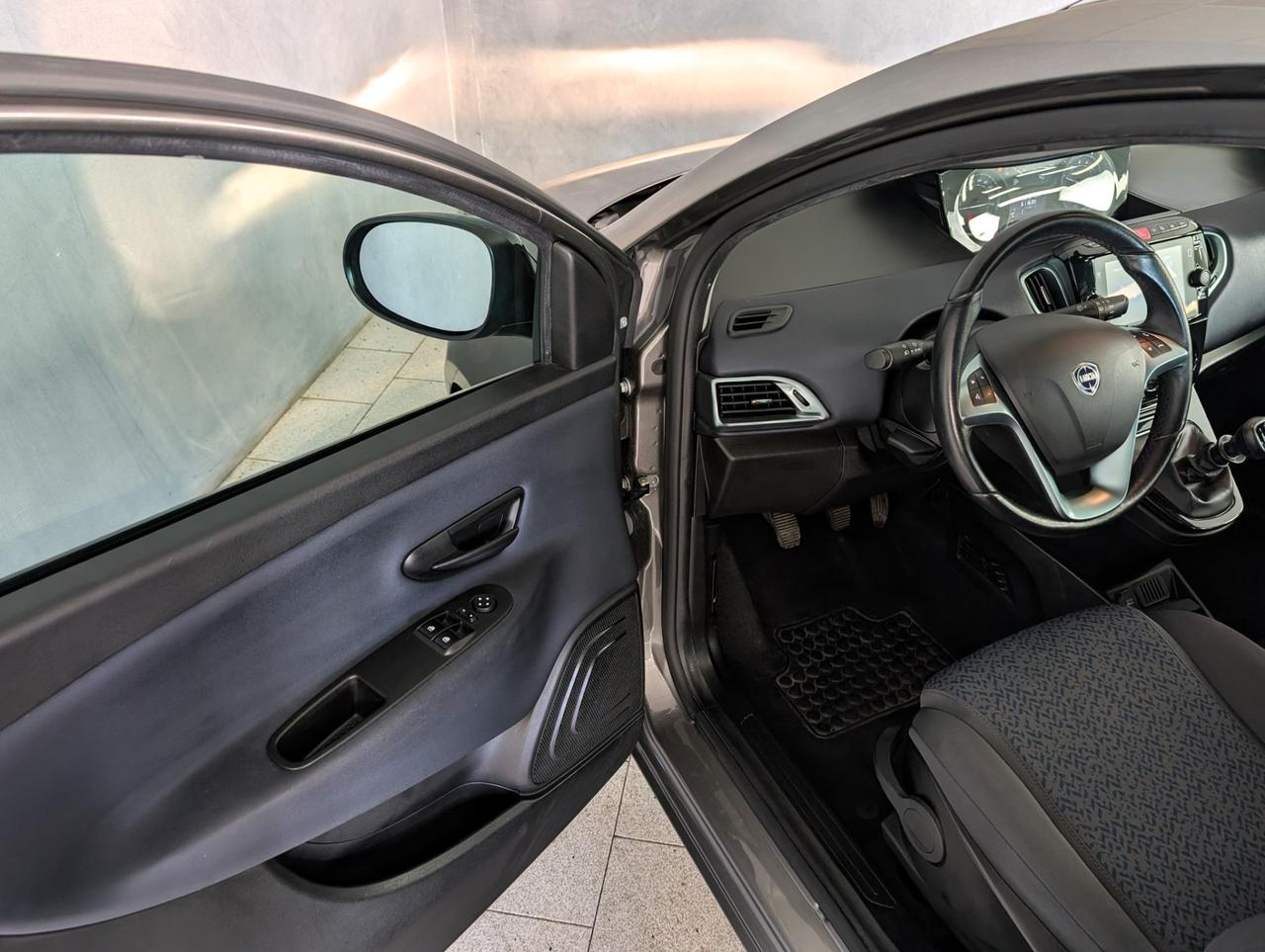 Lancia Ypsilon 1.0 Hybrid 70cv Gold