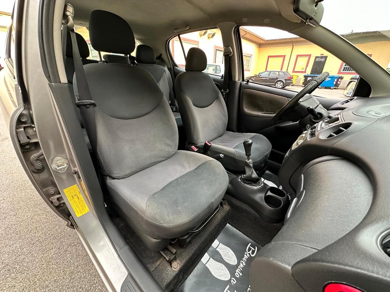 Toyota Yaris 1.3i 16V cat 5 porte Sol
